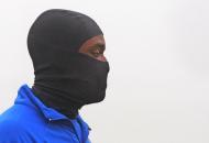 O futebol também enfrenta o frio e Aaron Lennon treinou assim pelo Tottenham (Reuters)