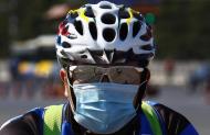 Desta vez foi a poluição a obrigar um participante na Volta a Pequim em bicicleta a usar uma máscara de cirurgião (Reuters)