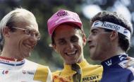 Greg LeMond ladeado por Laurent Fignon e Pedro Delgado (Reuters)