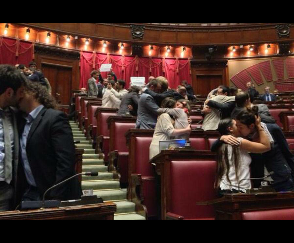 Beijo gay coletivo no Parlamento italiano