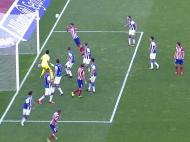 Cantos ofensivos: ...e Diego Costa à espreita de uma oportunidade ao 2º poste