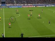 Ibrahimovic recua no terreno para receber a bola entre o meio-campo do Benfica e a linha defensiva