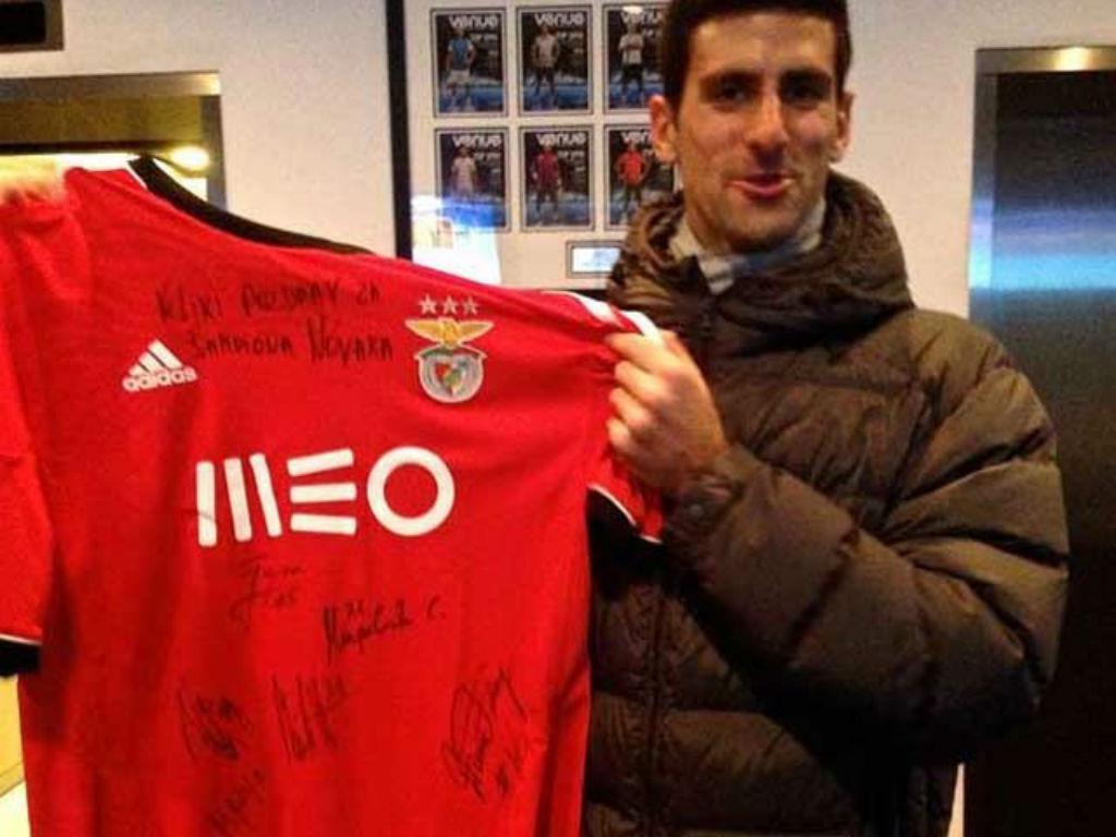 Djokovic com a camisola oferecida pelo Benfica