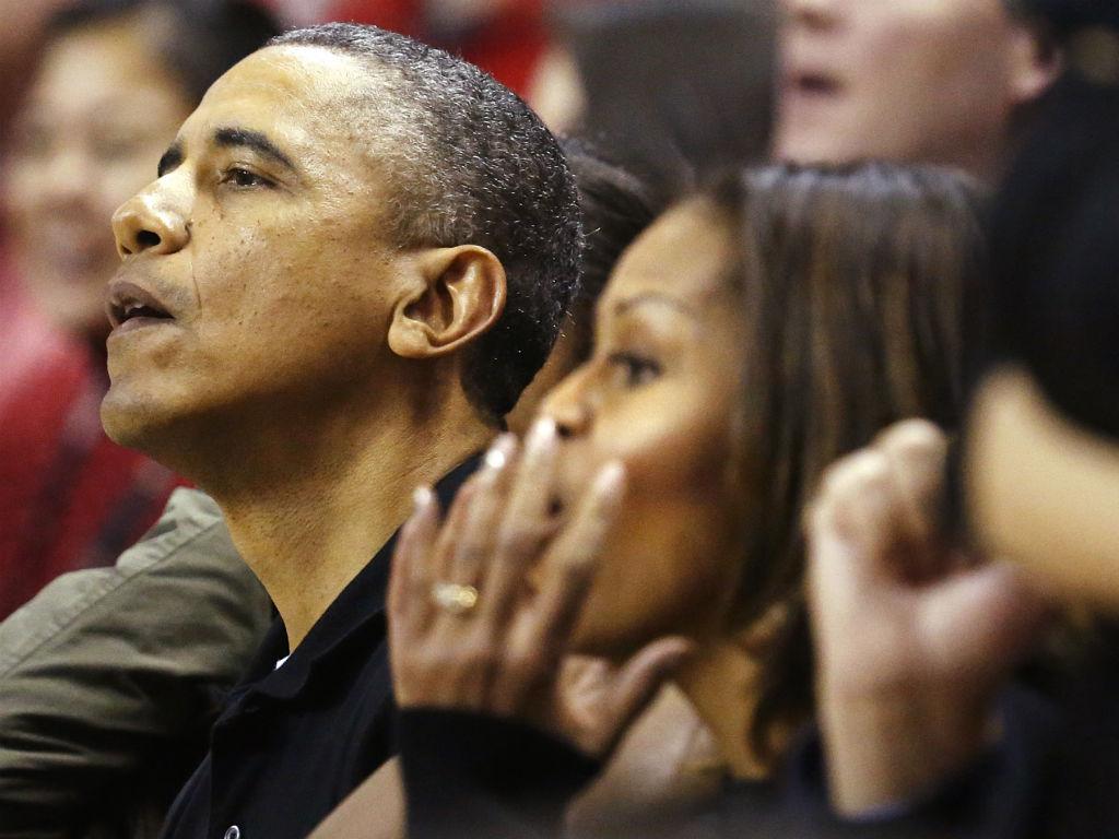 Obama foi apoiar o cunhado Craig Robinson em jogo de basquetebol (Reuters)