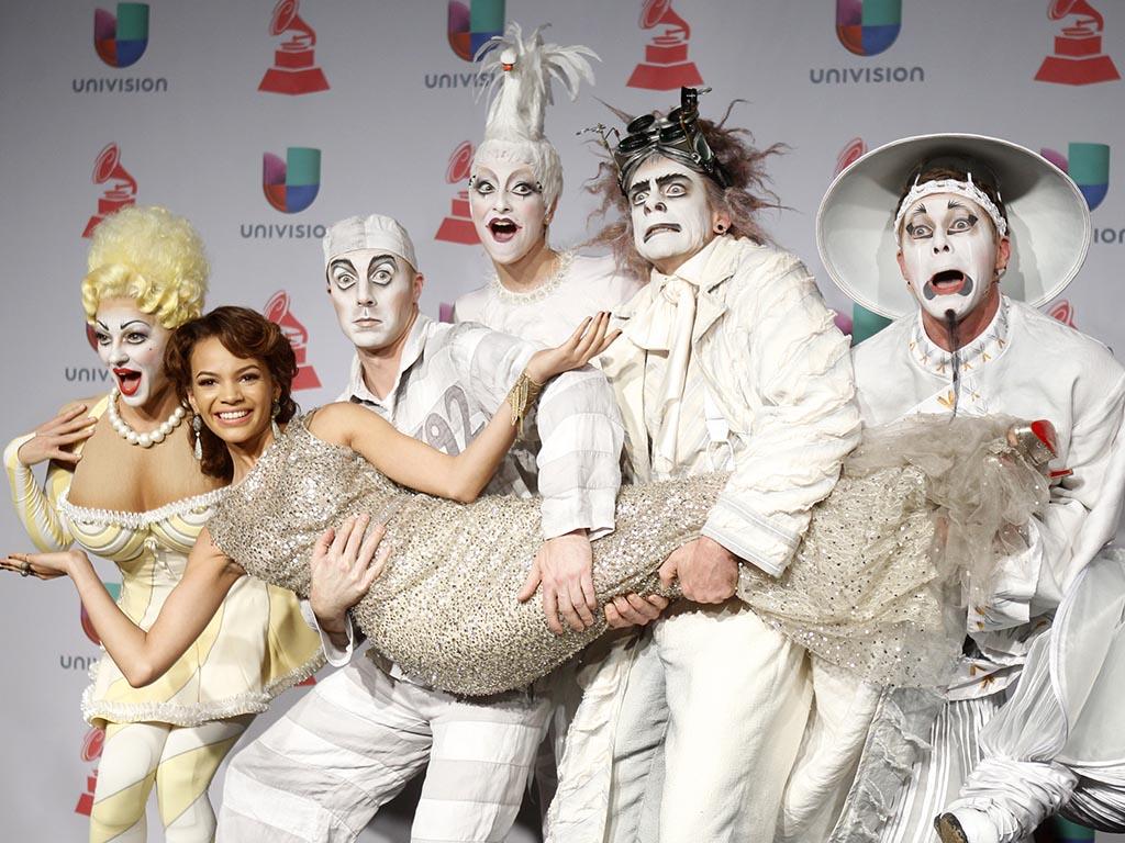 Leslie Grace e Cirque du Soleil na gala dos Grammy Latinos 2013 (Reuters)