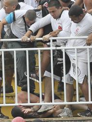 Violência em jogo de futebol no Brasil (REUTERS)