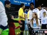 Mascote do Tottenham goza com Luis Suárez