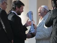 San Lorenzo ofereceu troféu de campeão ao papa (Reuters)