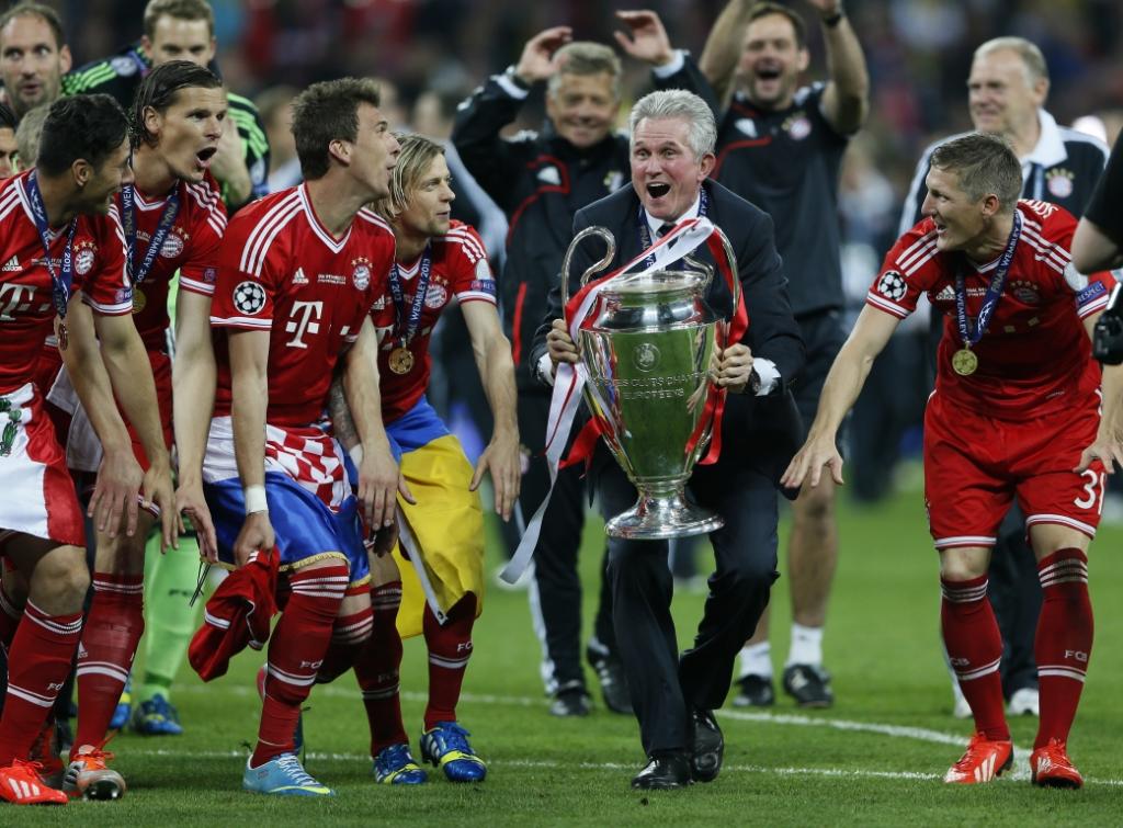 Maio: o Bayern campeão europeu, Jupp Heynckes na festa antes do adeus