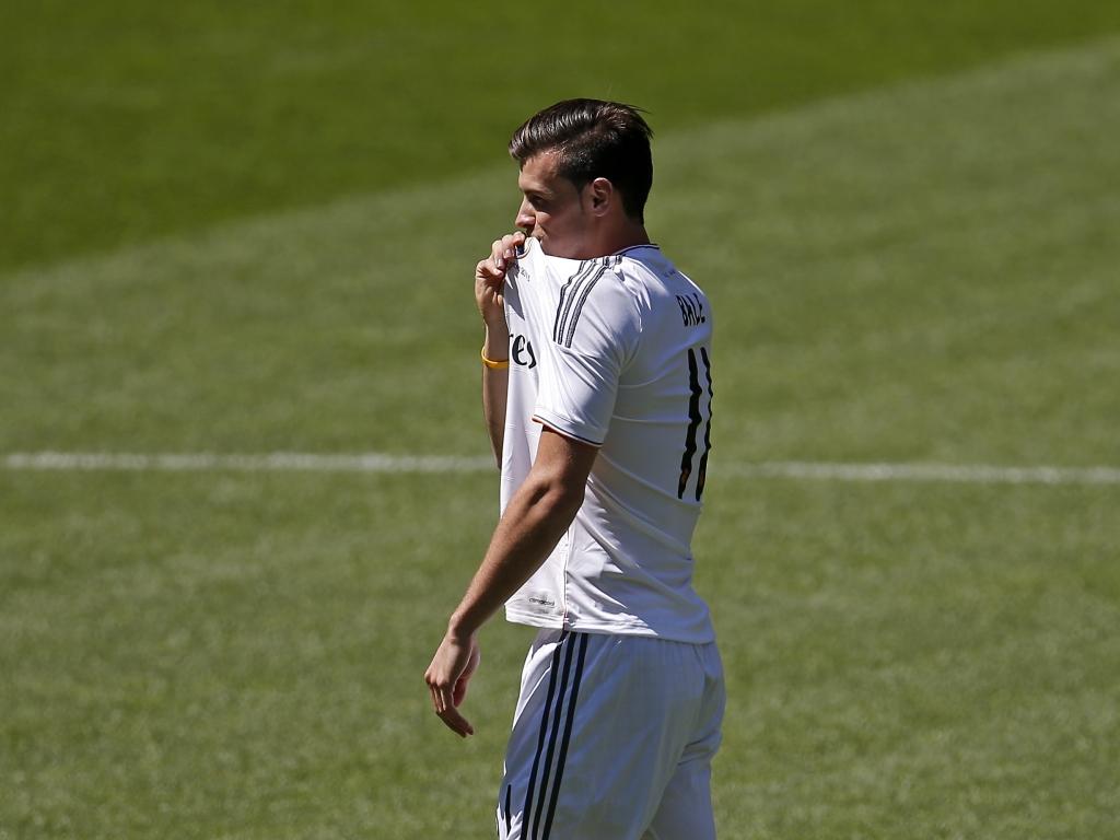 Agosto: 100 mihões depois, ou coisa que o valha, Bale beija o símbolo do Real Madrid