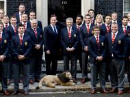 Setembro: repare nos dedos por trás de David Cameron, nesta foto oficial da visita de uma equipa de râguebi ao primeiro-ministro britânico