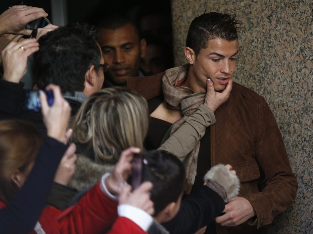 Dezembro: banho de multidão para Cristiano Ronaldo na visita à sua estátua de cera, em Madrid