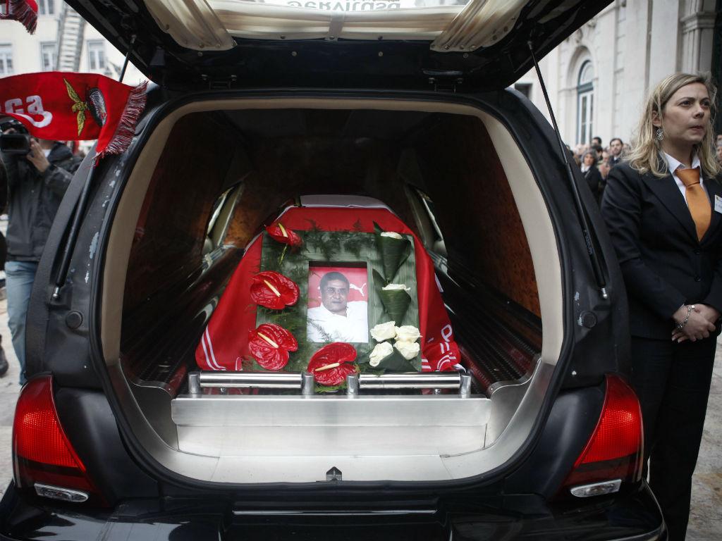O caixão de Eusébio no carro fúnebre