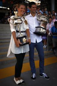 Open Austrália: Djokovic e Azarenka exibem troféus no sorteio