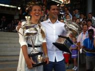 Open Austrália: Djokovic e Azarenka exibem troféus no sorteio