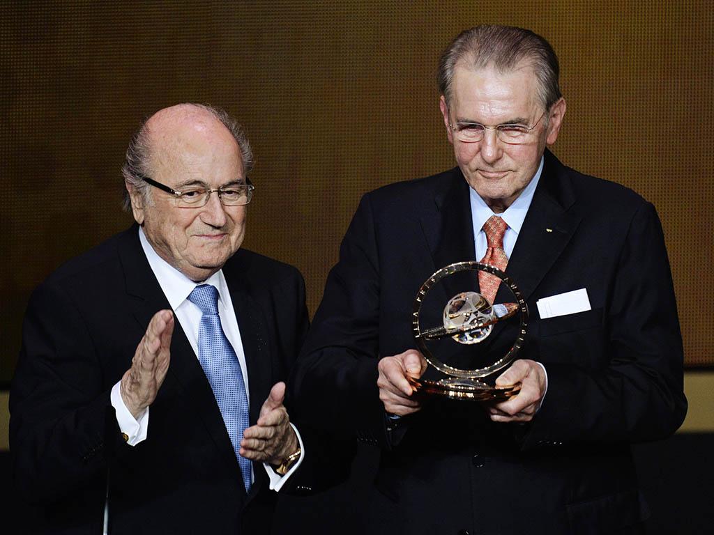 Joseph Blatter e Jacques Rogge nos Prémios Bola de Ouro 2013 (REUTERS)