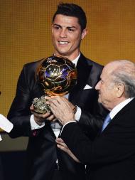 Cristiano Ronaldo nos Prémios Bola de Ouro 2013 (EPA)