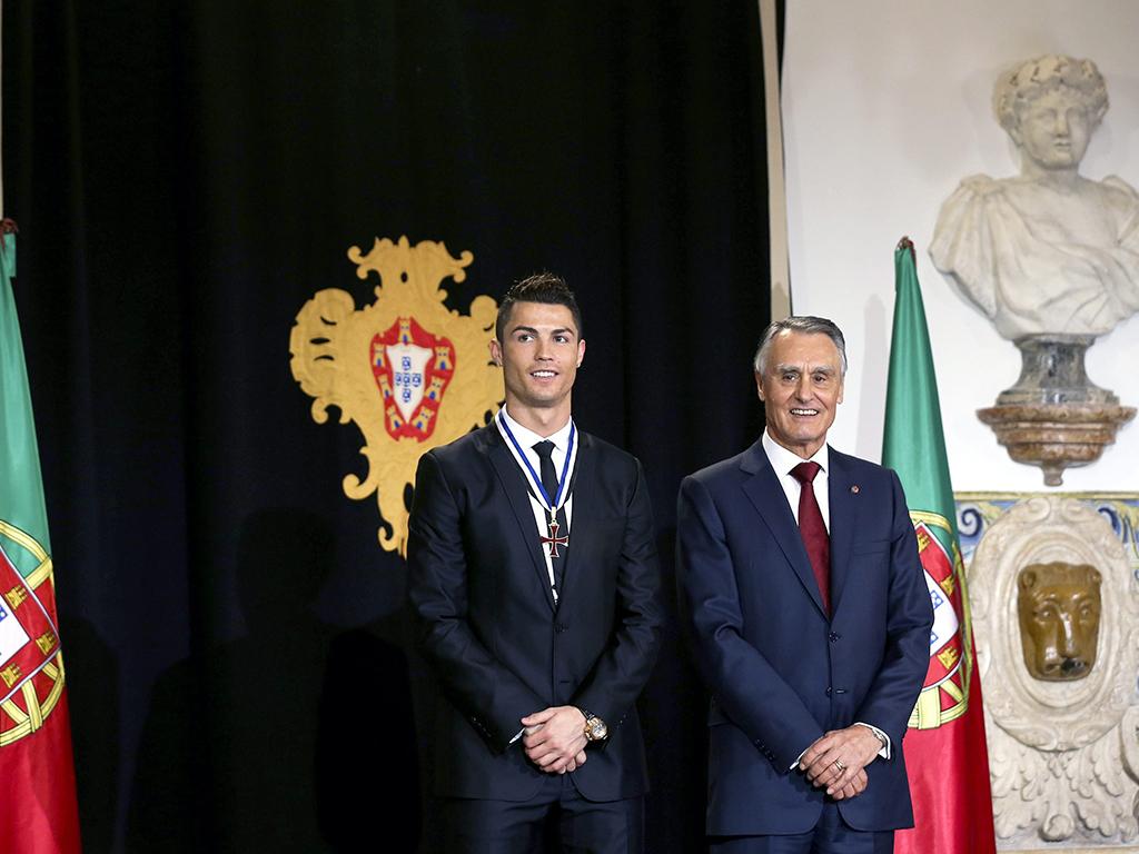 Cristiano Ronaldo condecorado por Cavaco Silva (Lusa)