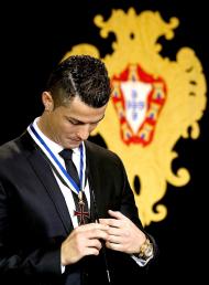 Cristiano Ronaldo condecorado por Cavaco Silva (Lusa)