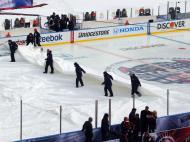Hóquei no gelo em estádio (Reuters)