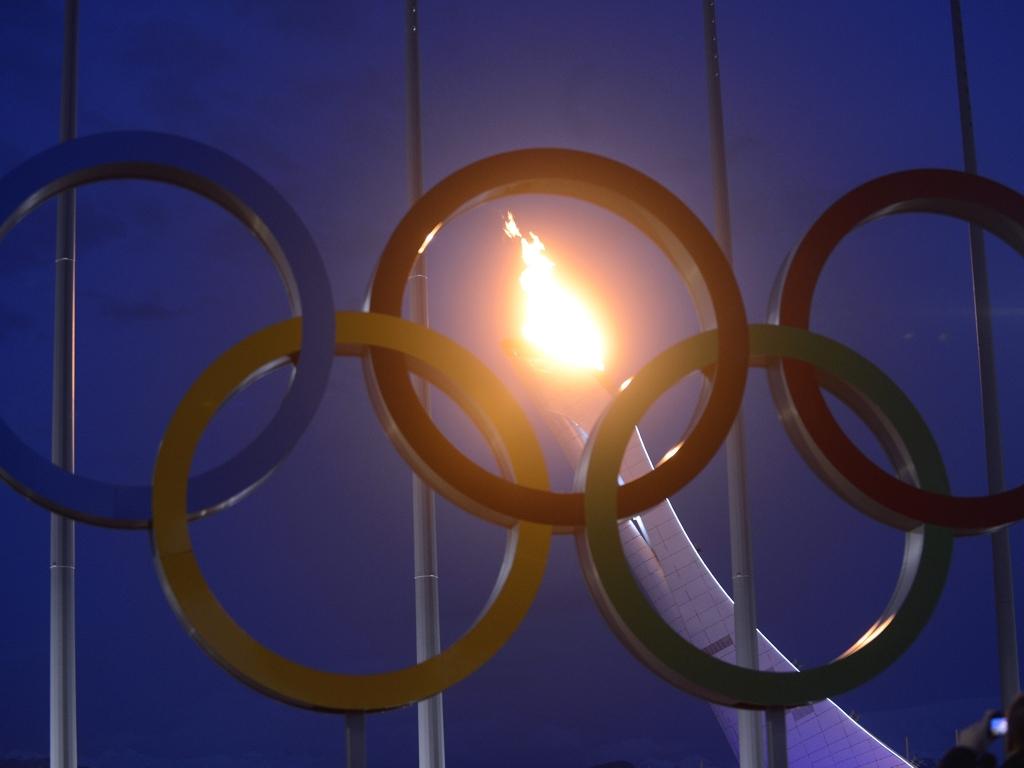 Ensaio: chama acesa no estádio olímpico em Sochi