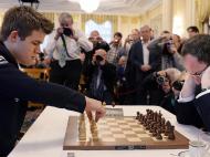Torneio de Xadrez de Zurique: Magnus Carlsen vs Boris Gelfand (EPA)