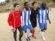 Migrantes africanos fazem equipa na Sicilia (Reuters)