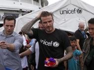 David Beckham visita vítimas do Tufão Haiyan (EPA)