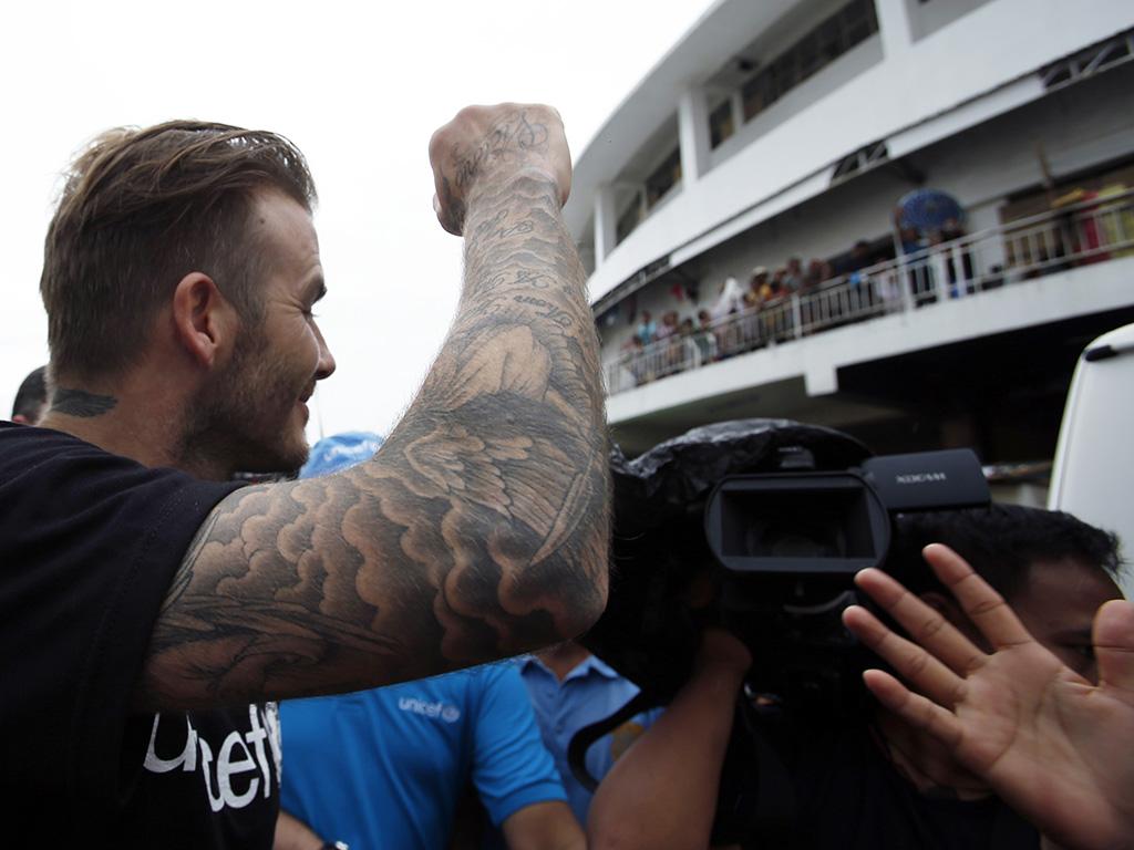 David Beckham visita vítimas do Tufão Haiyan (REUTERS)