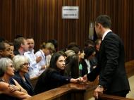 Pistorius: segredos e cumprimentos em tribunal