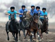 No Quirguistão, radical: pólo com uma carcaça de cabra