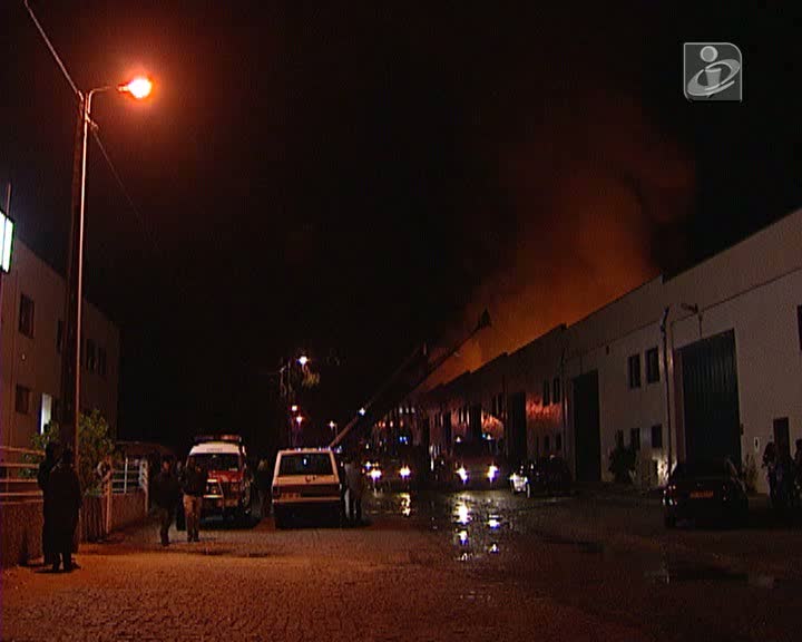 Incêndio em Vila Nova de Gaia destrói armazéns
