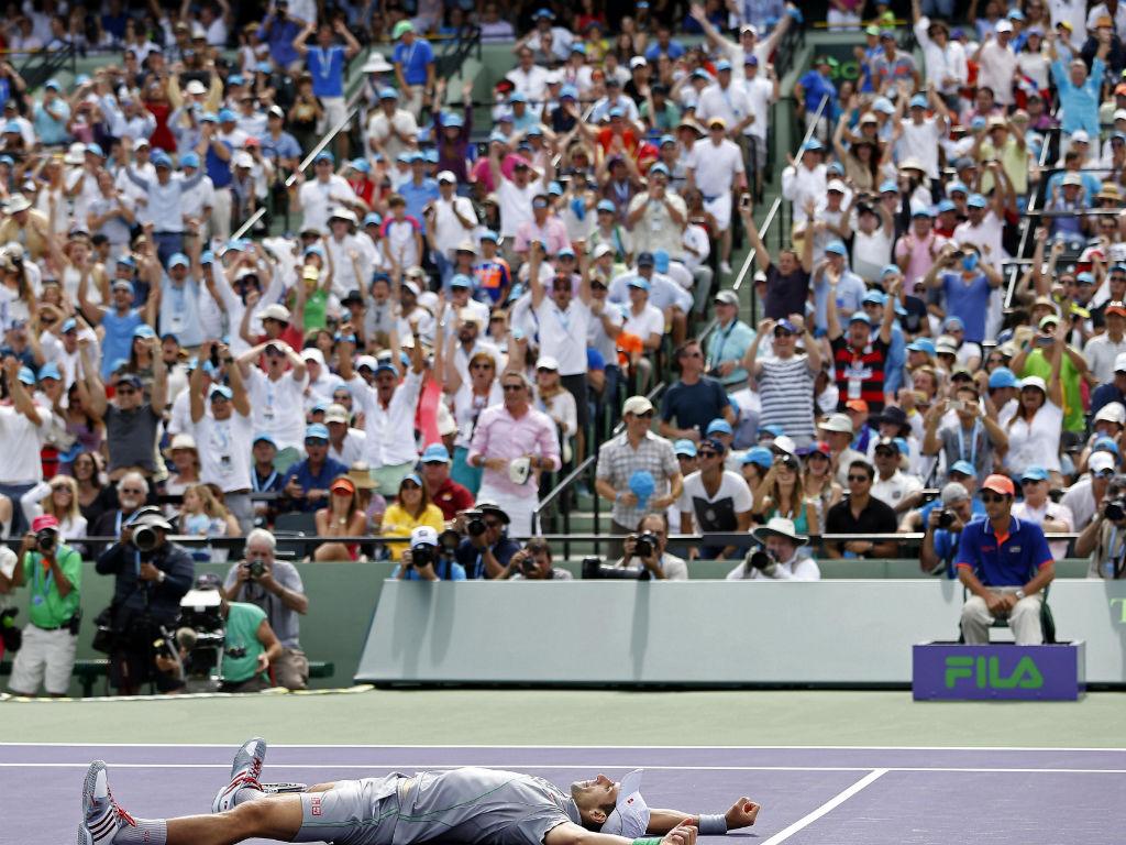 Djokovic celebra vitória no torneio de Miami (Reuters)