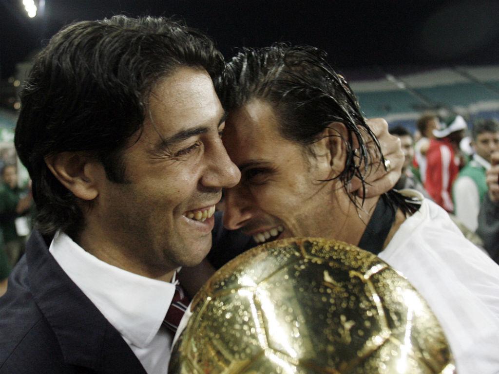 Nuno Gomes festeja Taça da Liga com Rui Costa (Reuters)