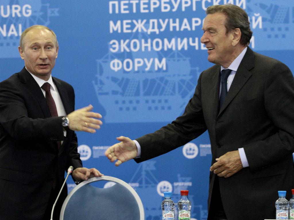 A «amizade» entre Schroeder e Putin de que Merkel se distancia