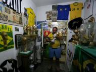 O brasileiro que faz réplicas da Taça do Mundo (Reuters)