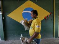 O brasileiro que faz réplicas da Taça do Mundo (Reuters)