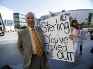 Adeptos festejam castigo a Sterling (Reuters)