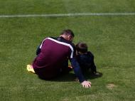 Rooney falo com o filho depois do treino, em Almancil, Faro