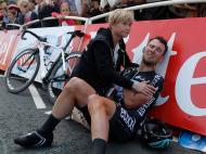 Mark Cavendish cai durante a Tour de France (Reuters)