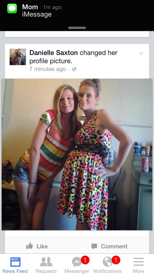 Danielle Saxton, publicou no facebook foto com vestido que tinha roubado (Foto: Facebook)