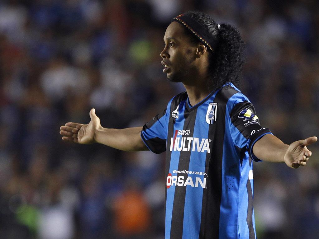 Ronaldinho já marca golos no México (Reuters)