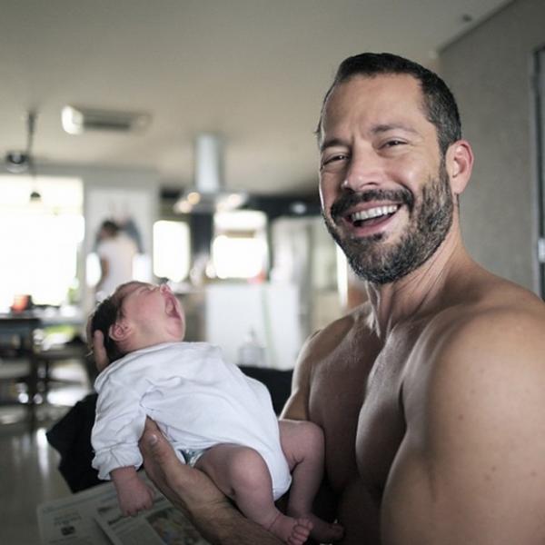 Pai babado, Malvino Salvador partilha foto com a filha de um mês