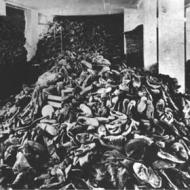 Sapatos dos prisioneiros empilhados no campo de concentração de Auschwitz