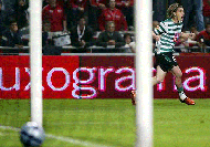 Pinilla festeja um dos três golos marcados em Braga
