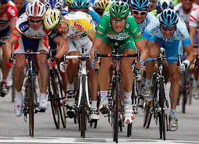 Tom Boonen vence ao sprint em Tours