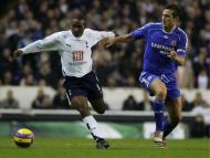 Defoe e Lampard disputam a bola, Tottenham vs Chelsea (Geoff Caddick/EPA)