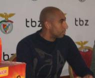 Luisão, em sessão de autógrafos na megastore do Benfica.