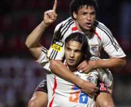 Nuno Gomes comemora com Derlei frente ao D. Aves