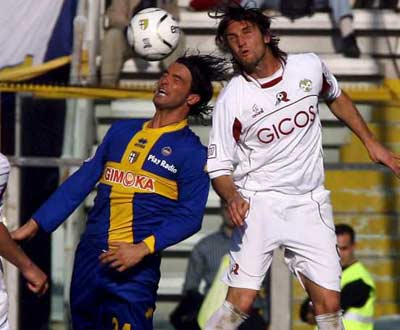 Fernando Couto e Bianchi disputam uma bola no Parma-Reggina.